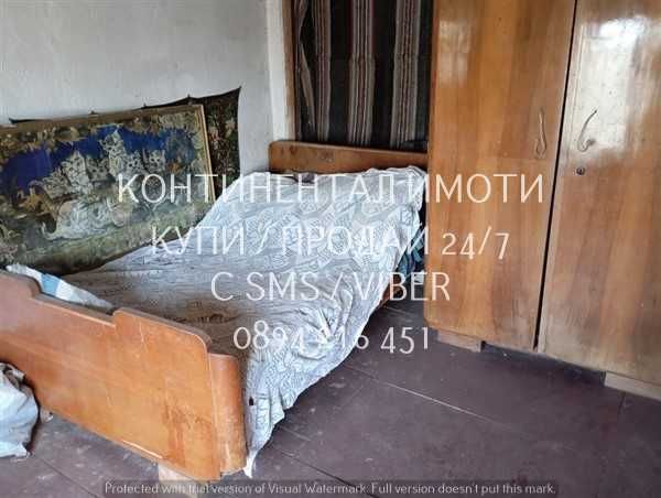 Едноетажна стара къща 60м2 с двор 900м2 с гараж - код 61809
