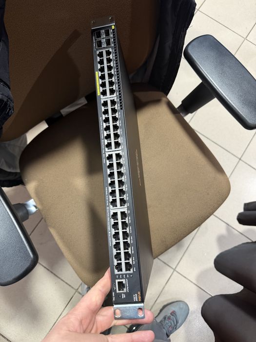 Vand switch hp aruba jl 256a 48g poe 4 sfp nefolosit