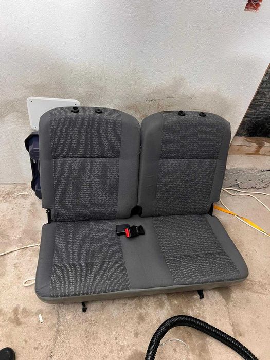 Oferim servicii de curatare tapiterii auto si casnice