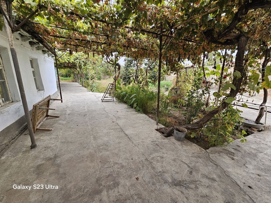 Xovli uy sotiladi 13 sotix 5 xona