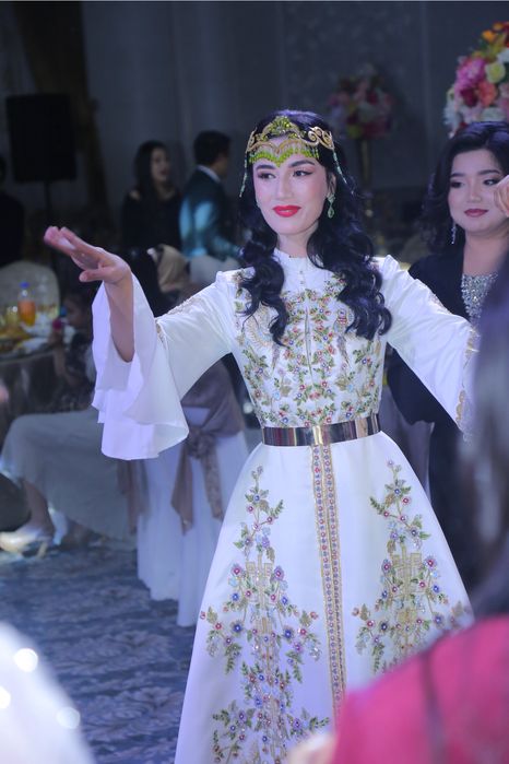 paranji komplekt ansambil sotuvda holati yangi 1 marta kiyganman