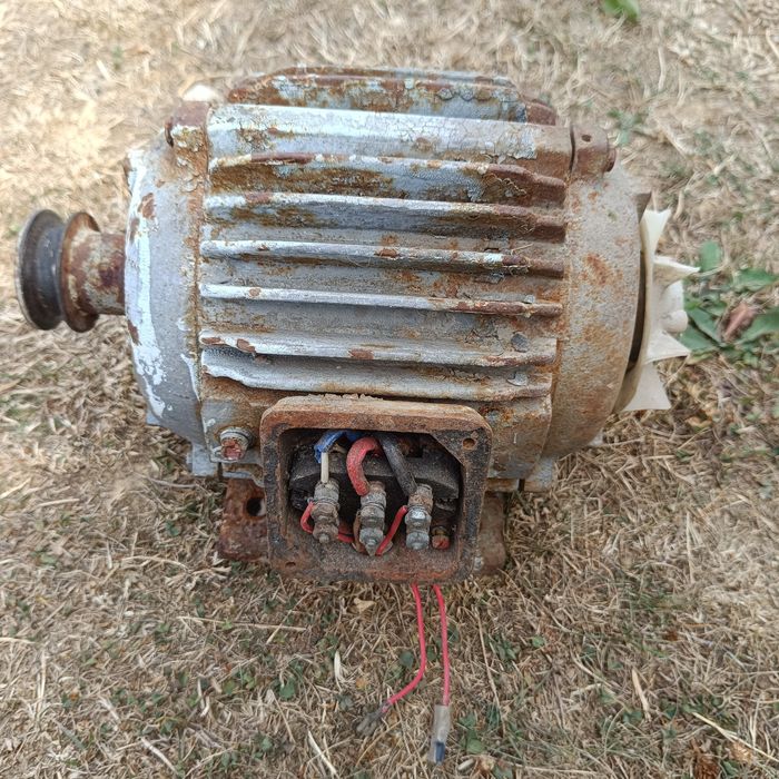 Vând motor electric trifazic