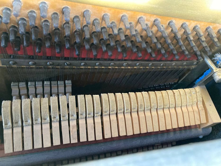 Продаю  пианино.