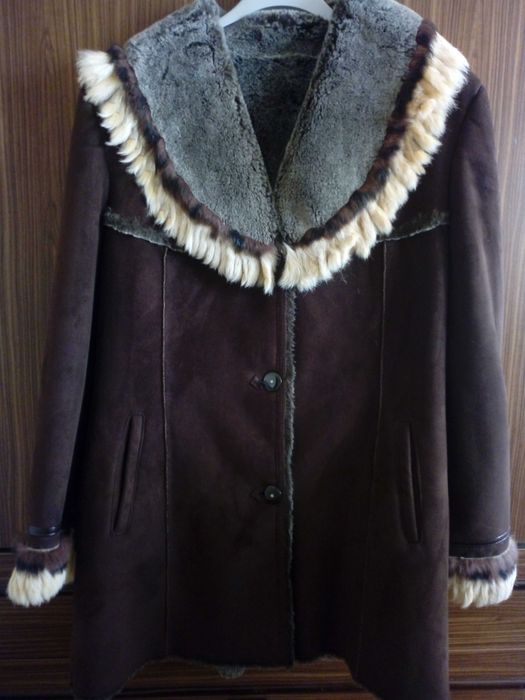 Палто - дамско, с декорация от естествена кожа