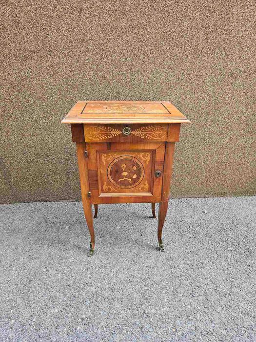 Шкафче с интарзия и обков от месинг