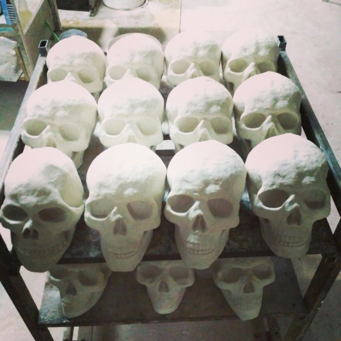 Гипсовые черепа для Хеллоуина.