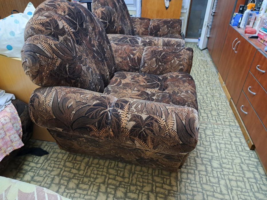 Продавам луксозна холова гарнитура.