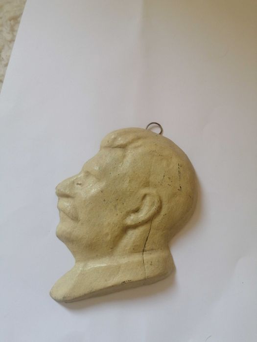 Картичка в рамка и гипсови орнамент с изображението на Сталин.