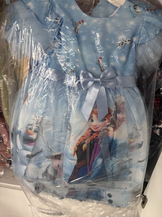 Разпродажба на детски дрехи от затворил магазин