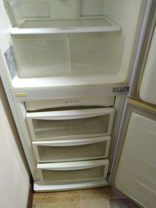 Продам холодильник LG Двухкамерный.