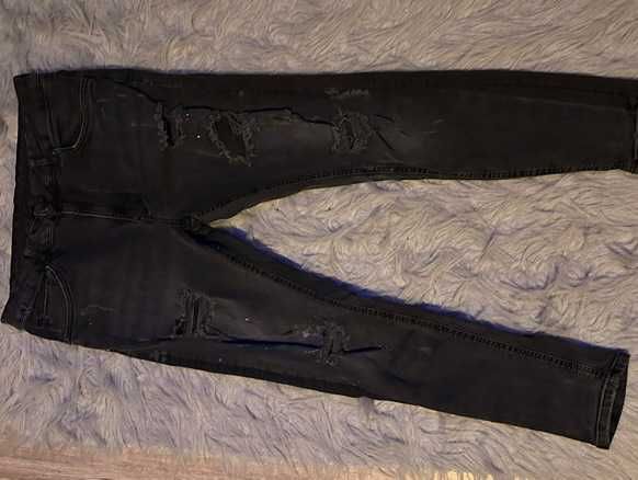 Blugi negri Bershka mărimea 44–46 (fit M–L)