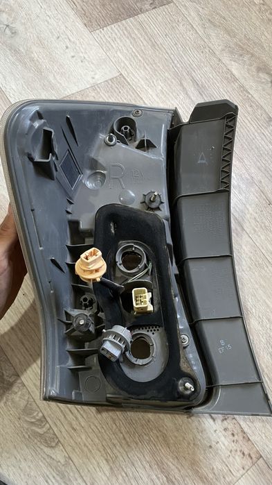 Тоиота, задний фара,250мыңнан алдым 1шт,100ге берып жберемын