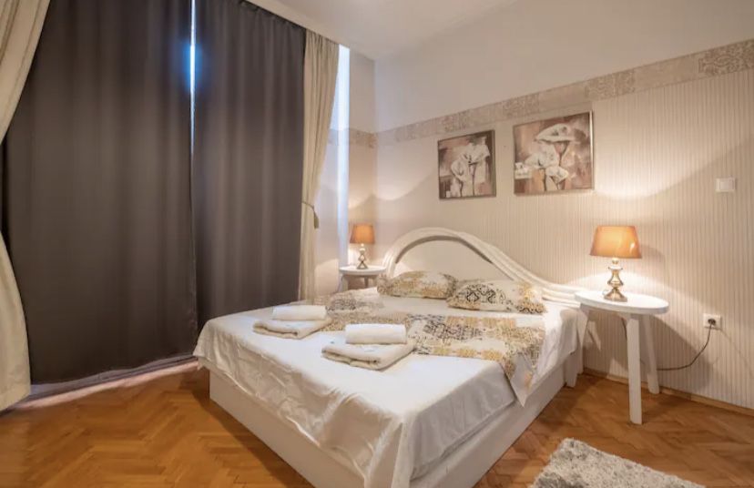 Дава се под наем Тристаен апартамент в София, Център - 120 кв.м за 1495.83 € - Снимка #16