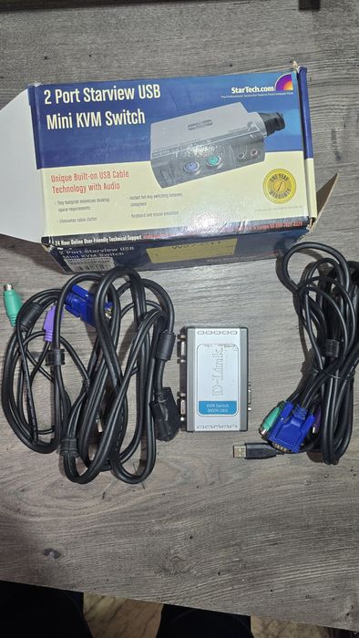 Устройство за използване на два компютъра с един монитор KVM