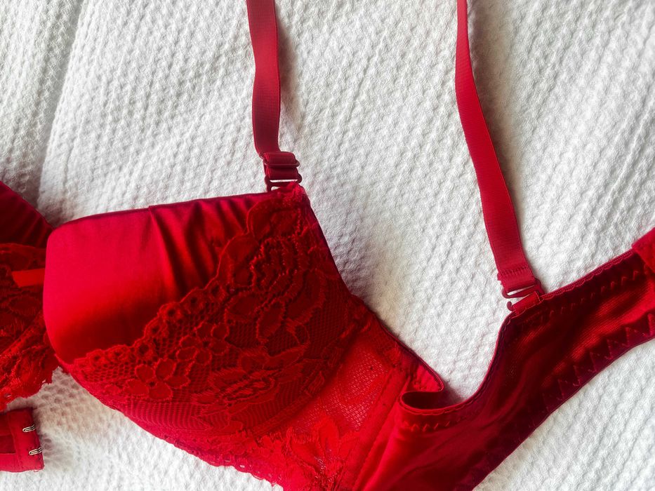 Sutien push up rosu si detalii elegante din dantela