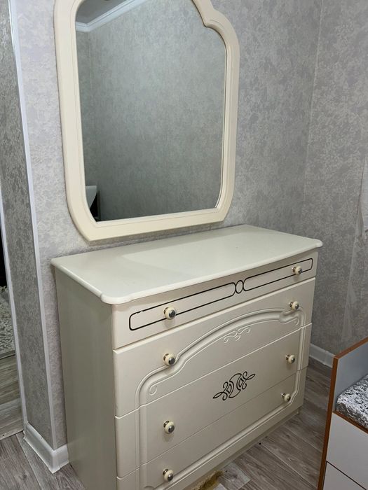 Продам комод с зеркалом