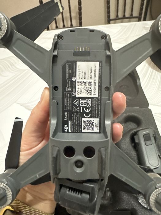 Продам  дрон dji spark