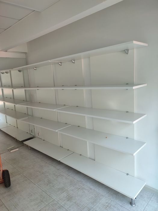 Стелажи от търговски обект