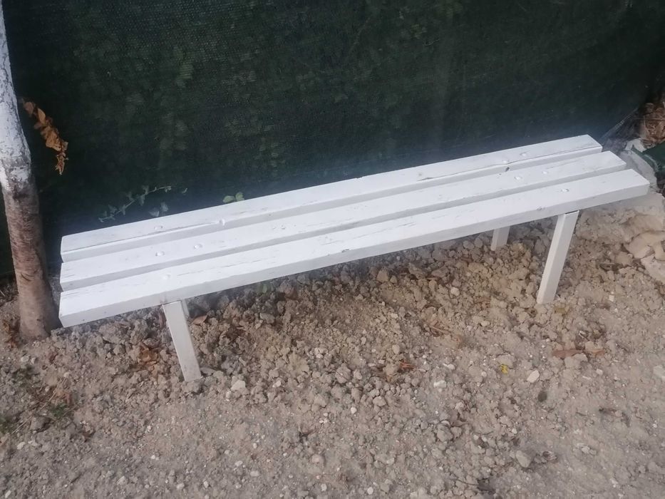 Продавам пейка от дърво бук и железни пеобразни крака.