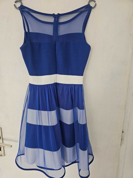 Продавам официална къса рокля