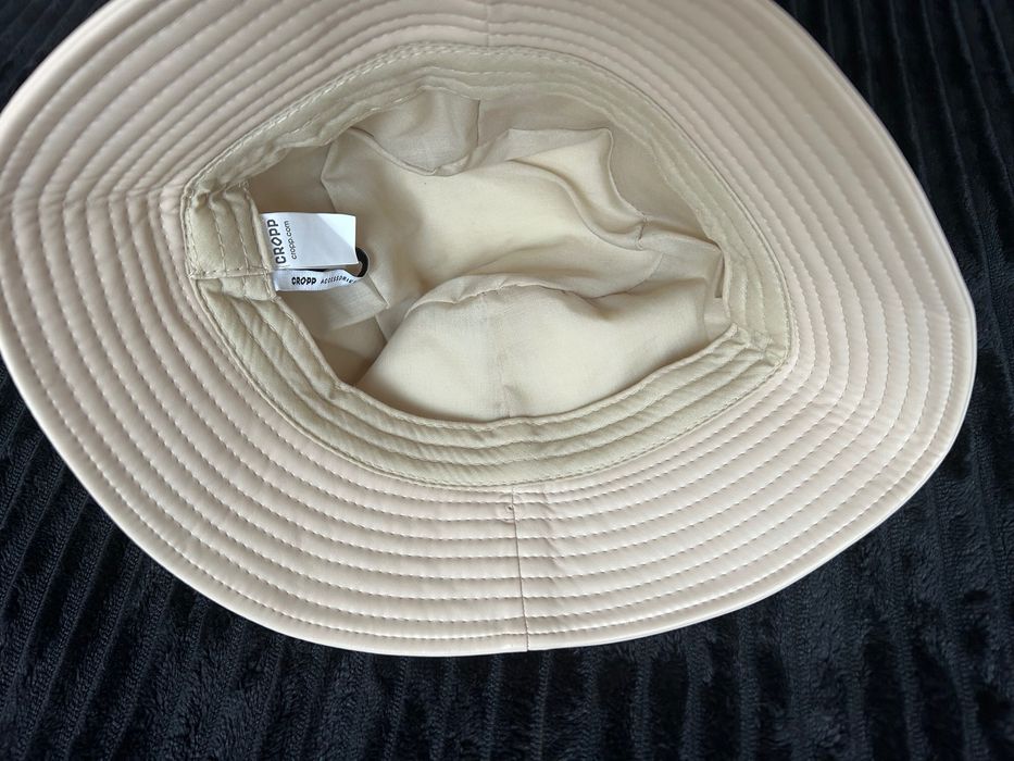 Шапка в нежно бежево