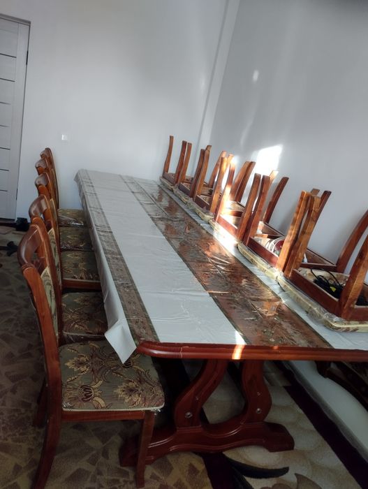 Большой стол со стульями