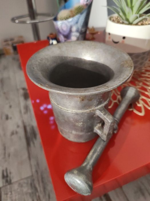 Vas complet,de pisat usturoiul
