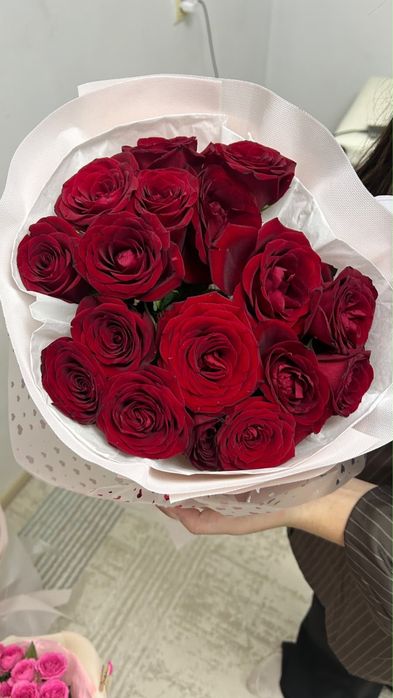 Красные розы 15 штук