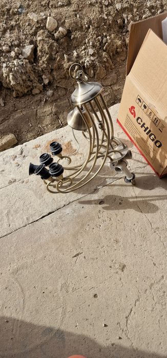 Люстра и гардина