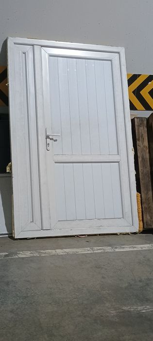 Пластиковая дверь