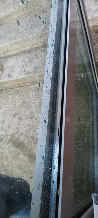 Ușa din aluminiu cu sticla dubla