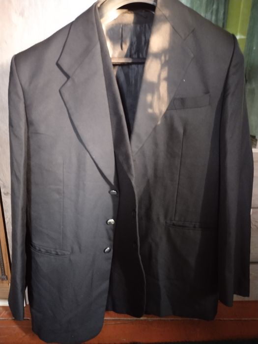 Продаю Костюмы новый