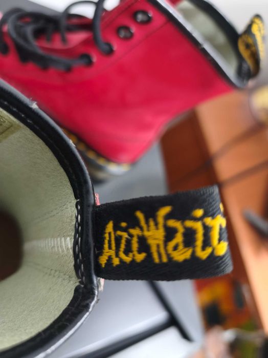 Bocanci Dr. Martens noi. Pretul la jumatate fata de cel de magazin.