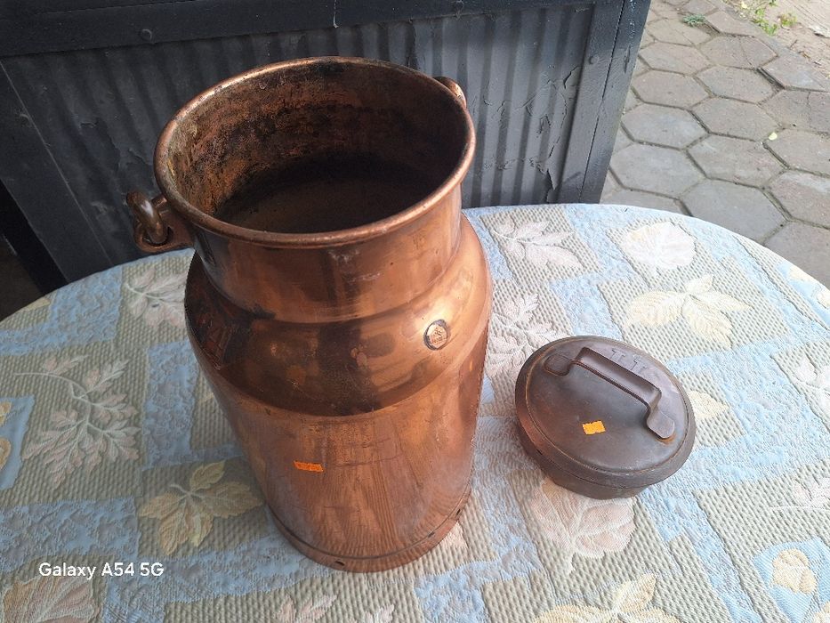 Голям меден съд за мляко