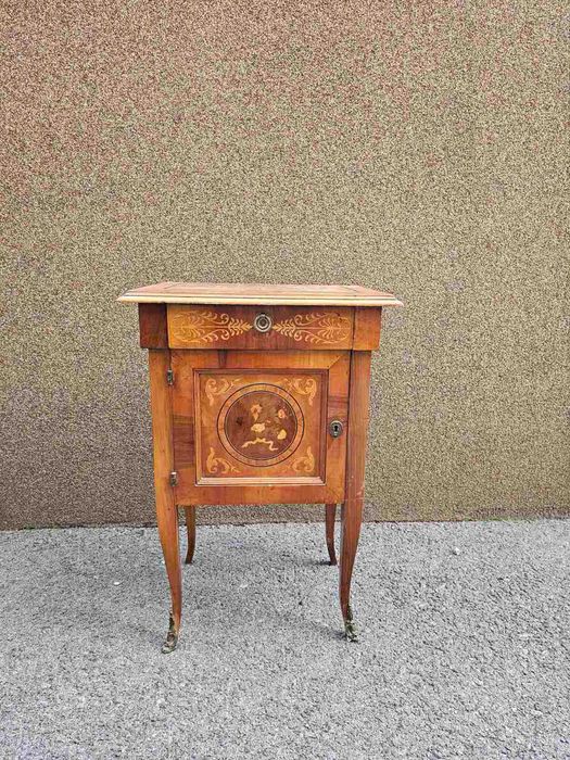 Шкаф с интарзия и обков от месинг