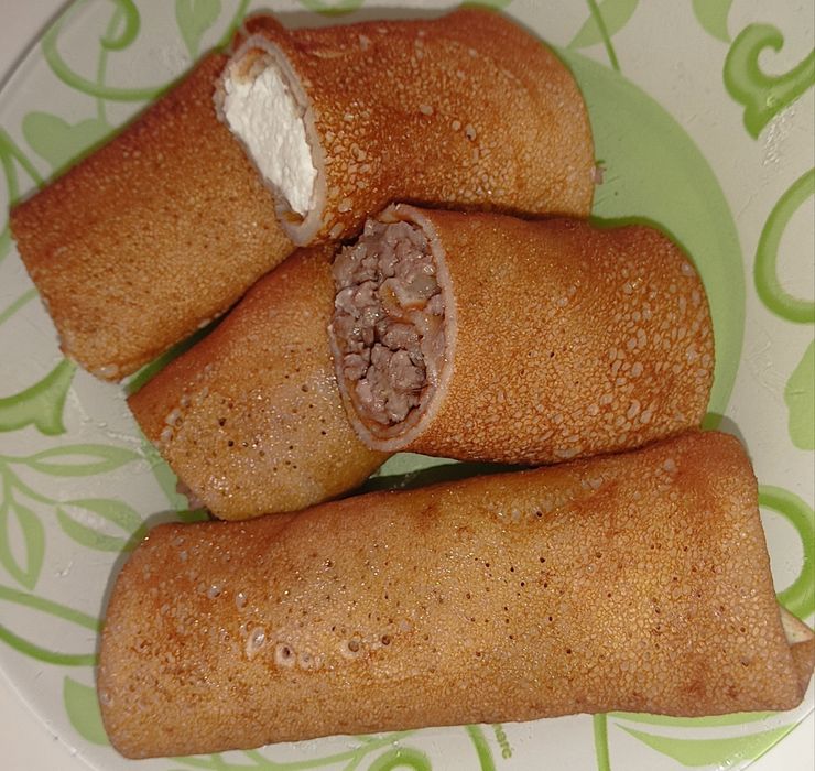 Пышные вафли в шеколаде и ягодах, а так же блинчики.