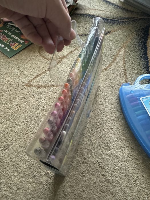 Карандаши мелки в чемоданчике и в сумочке