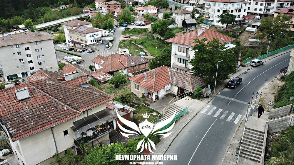 Двуетажна вила/къща 208РЗП с 900кв.м. двор село Баните обл.Смолян