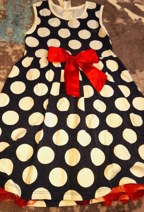 Две рокли, размер-5-6г. , ръст 140-146см лв. за брой