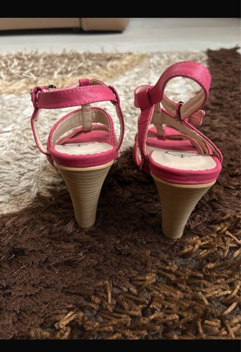 Sandale roz cu toc gros