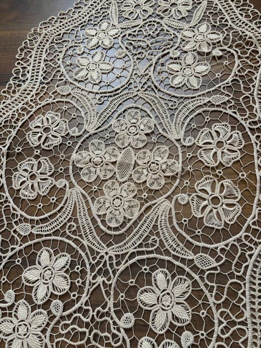 Fata de masa din macrame