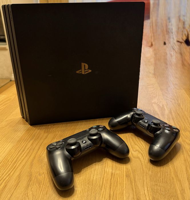 Vând Play Station 4 Pro