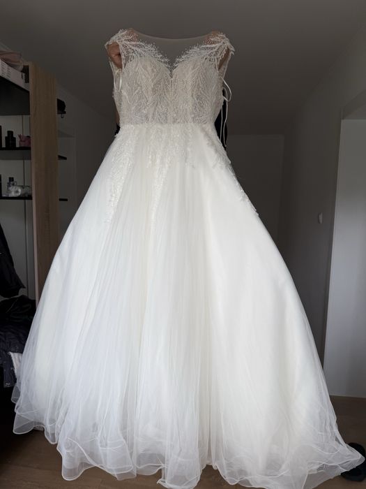 Булчинска рокля принцеса М-Л размер с мъниста и тюл + подарък воал