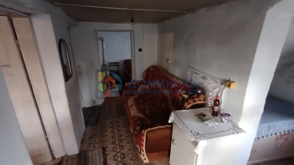 Здрава къща, с голям двор в с. Велика!