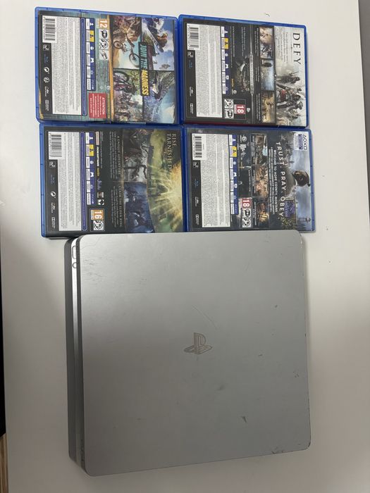 PlayStation 4 Slim 500GB + 4 игри в отлично състояние
