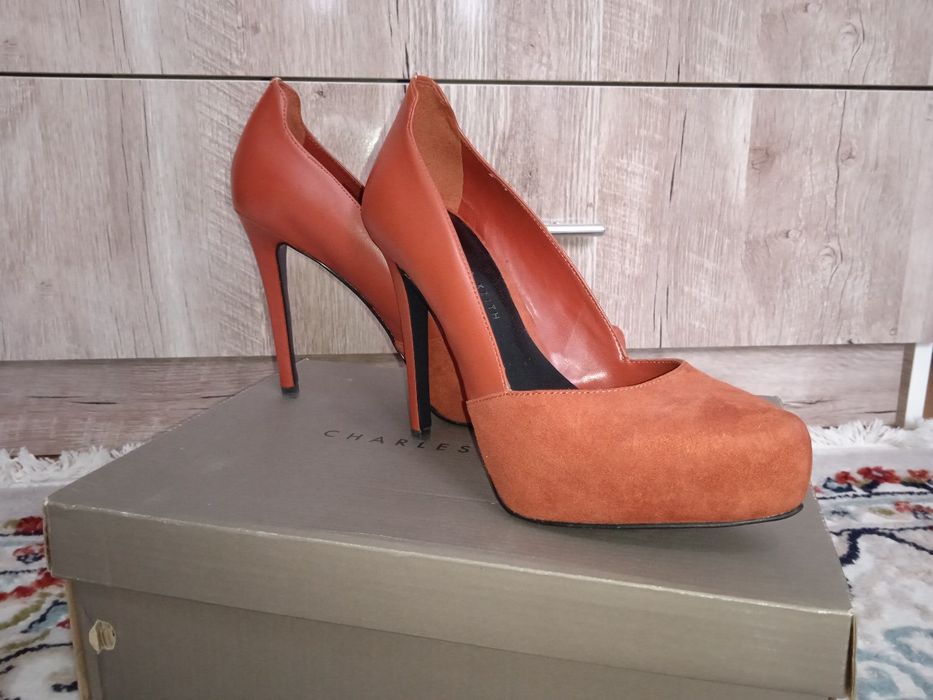 Продам женские туфли