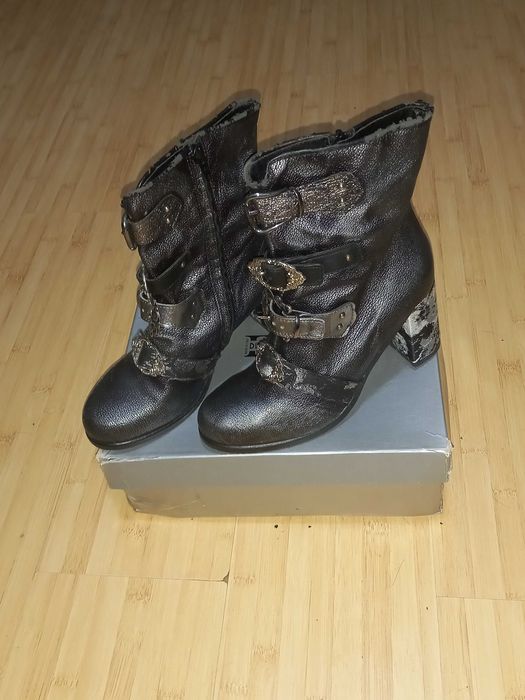 Vand ghete de piele deosebite