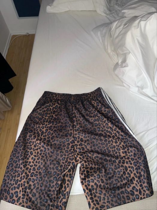 Pantaloni scurti adidas leopard print