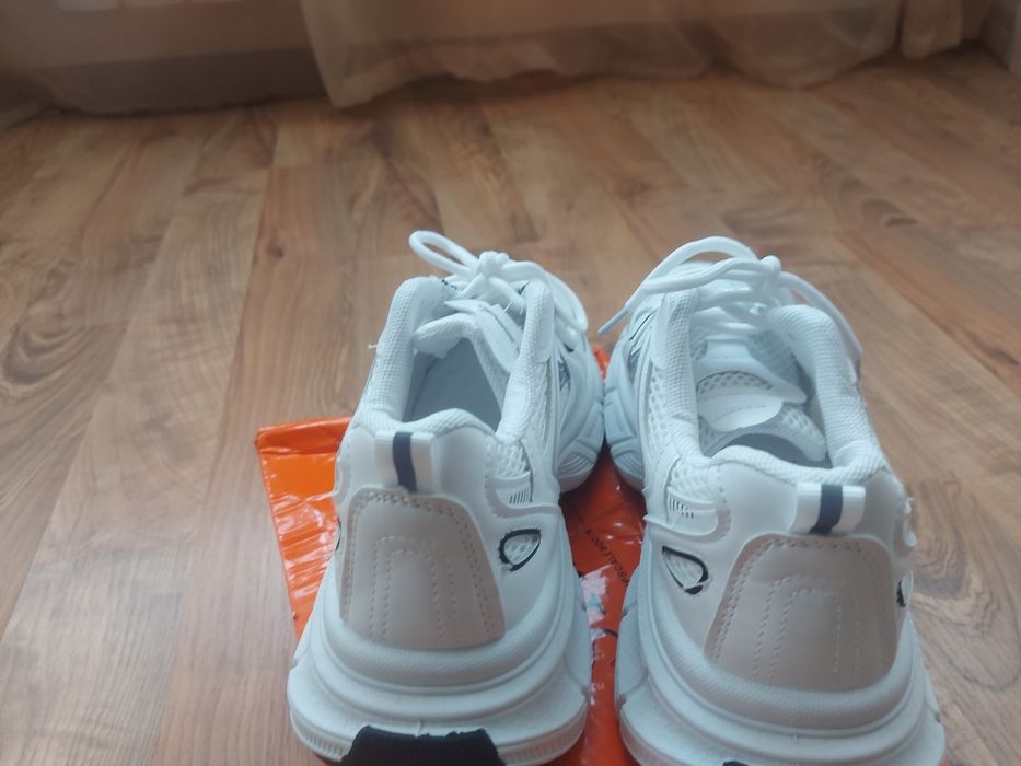 Кроссовки новые.