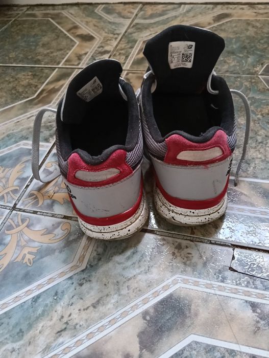 Vând adidași new balance